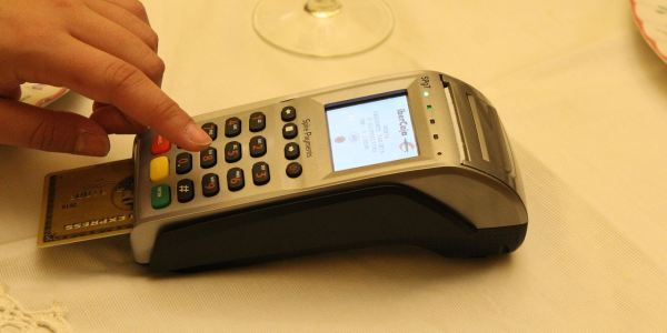 工藝美術品與禮儀用品銷售中的誠信自律 兼論對非法麻將機控牌設備的抵制